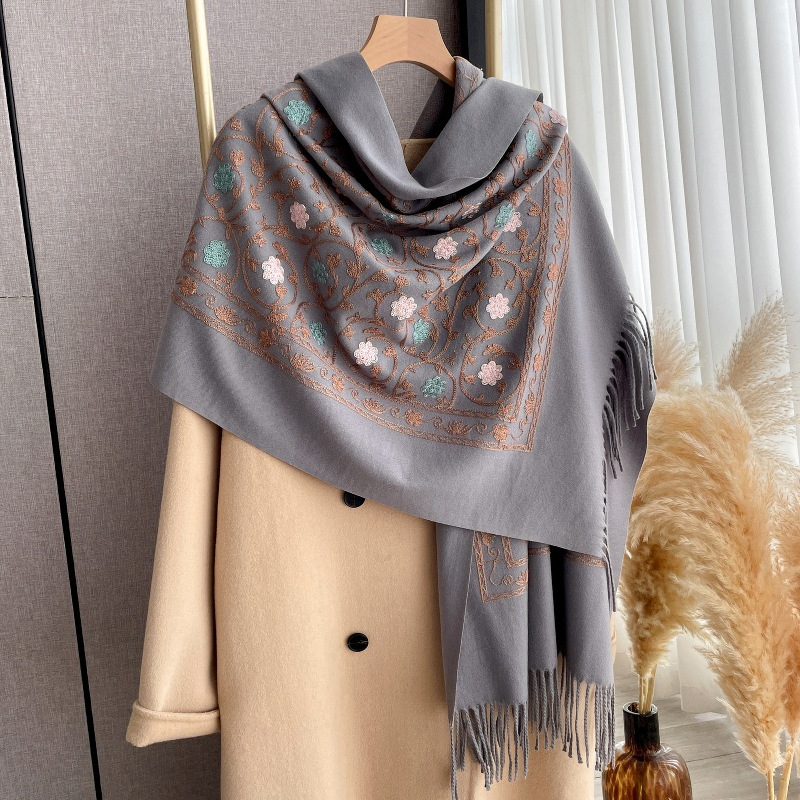 2025 Nuovo Ricamo Sciarpa di C - Woven Scarf Blanket recensione e prezzo